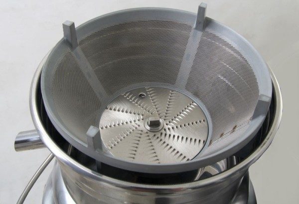  Knife in a centrifugal juicer