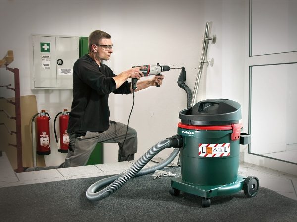  The use of a vacuum cleaner when working with an electric drill