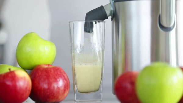  Juicer and apples