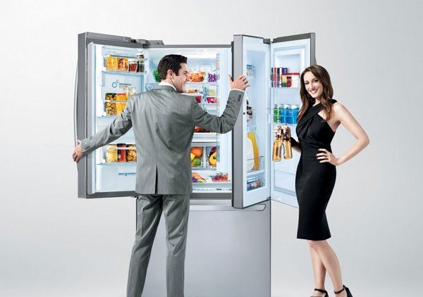  Man and woman are standing near the refrigerator