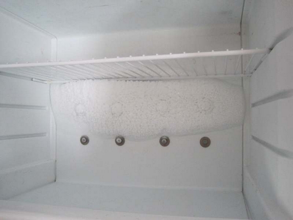  Ice on the walls of the refrigerator