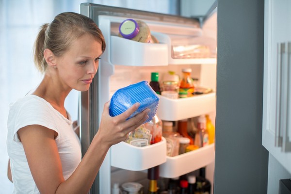  Checking the shelf life of the product in the refrigerator