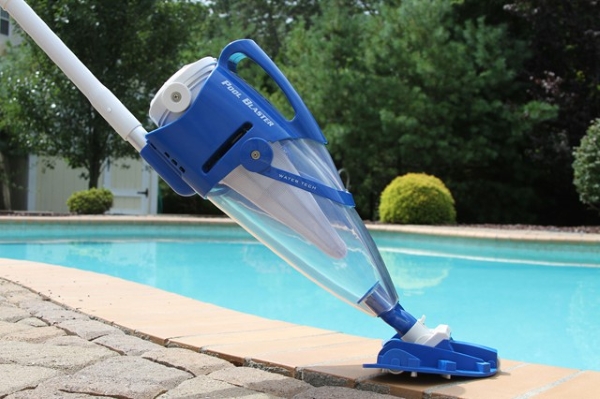  Cleaning the pool with a vacuum cleaner