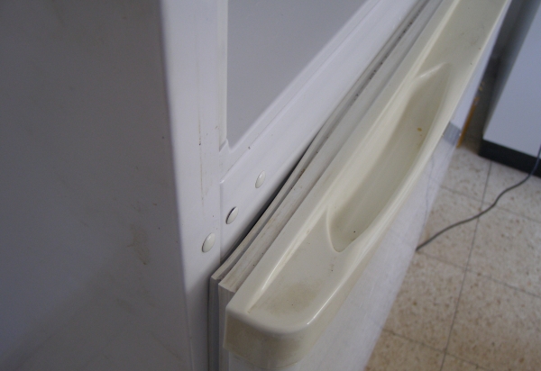  Sealing gum on the refrigerator door