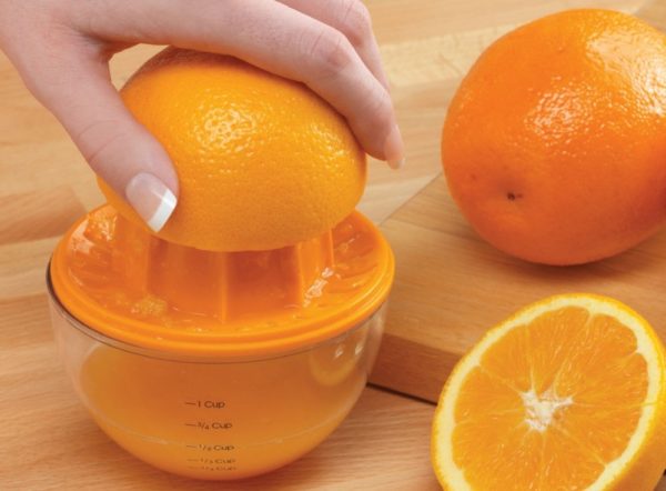  The use of manual citrus juicer