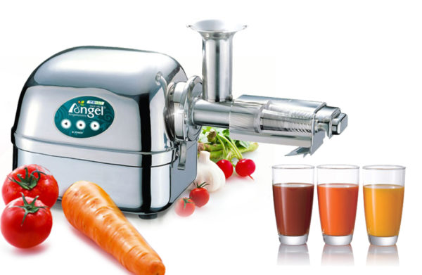  Cooking fresh juice in a juicer