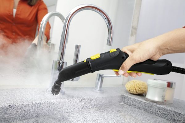  Cleaning the sink with a steam cleaner