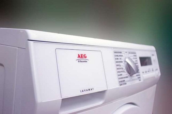  AEG