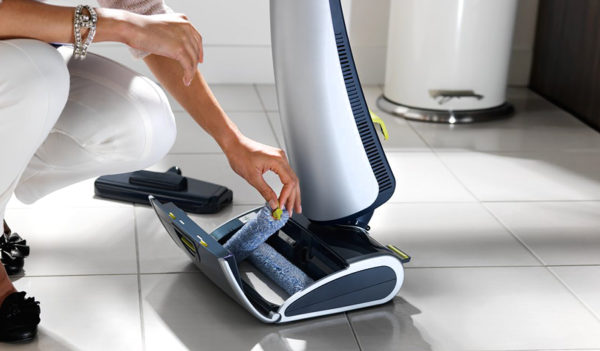  Upright vacuum cleaner with aqua filter