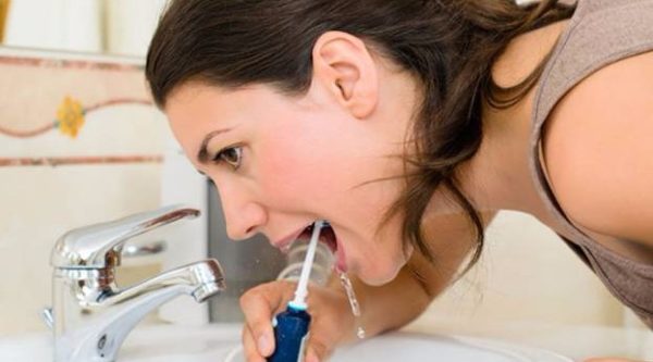  The procedure of cleaning the mouth with irrigator