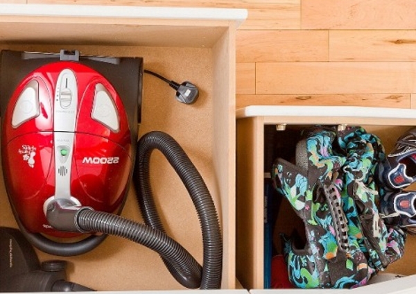  Storage of the vacuum cleaner in the closet