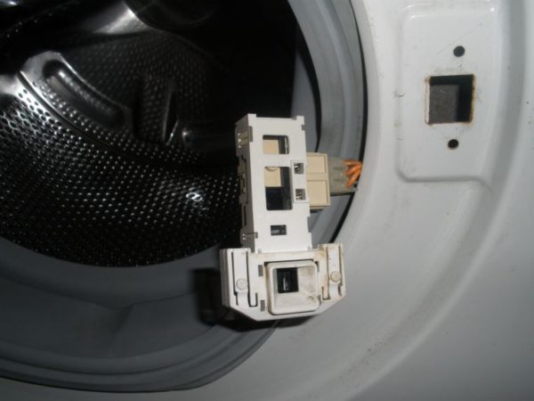  The device locking the hatch of a washing machine