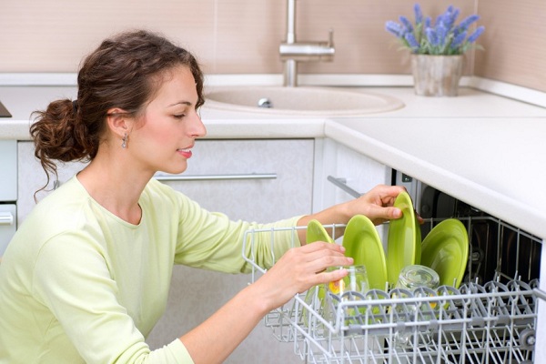  Girl lays out the dishes