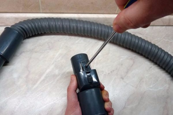  Checking the vacuum cleaner hose