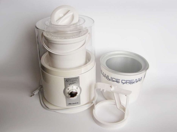  Frozen yogurt maker