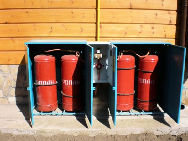  Gas cylinders