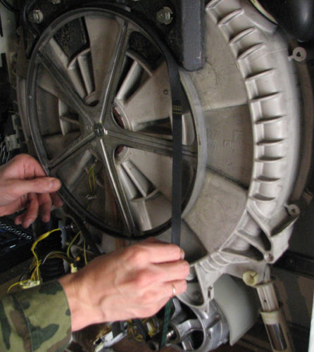  Replacing the drive belt in a washing machine