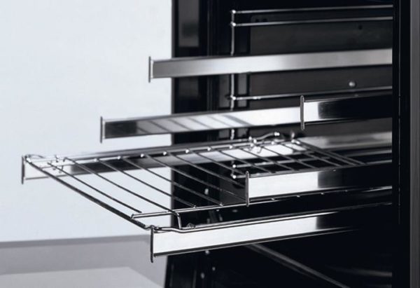  Oven with telescopic rails