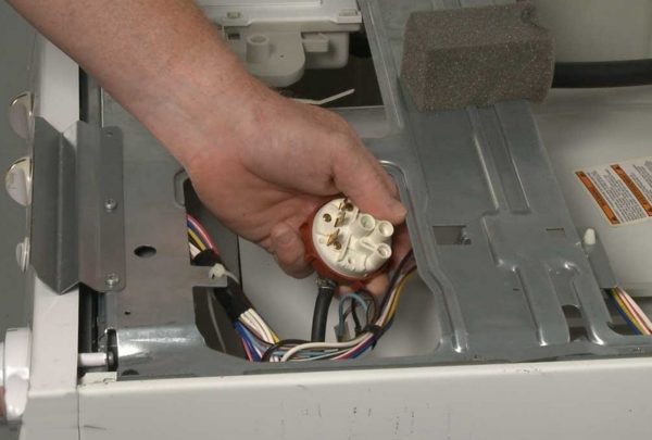  Replacing the pressostat of the dishwasher