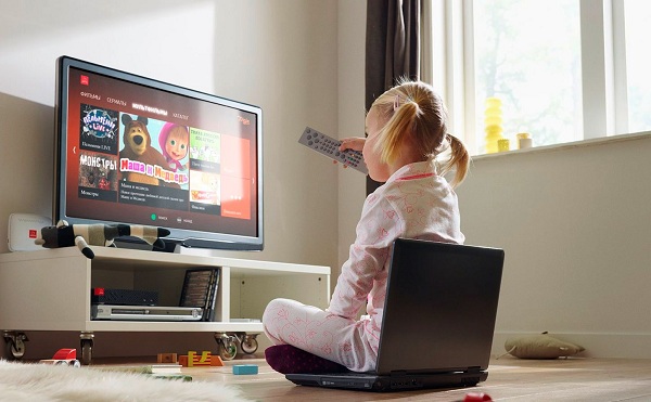  Little girl watching tv