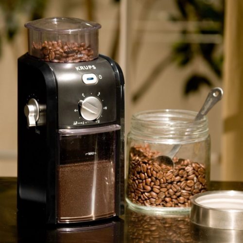  Coffee grinder with measuring spoon