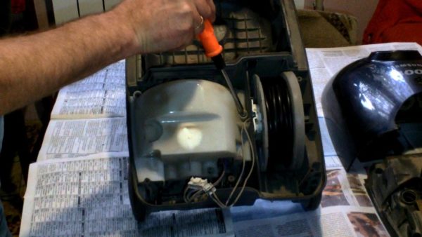  Disassembling a vacuum cleaner