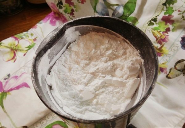  Iced sugar in a coffee grinder