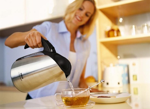  Fille faisant du thé dans une tasse