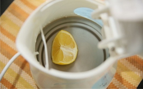  Lemon in a teapot