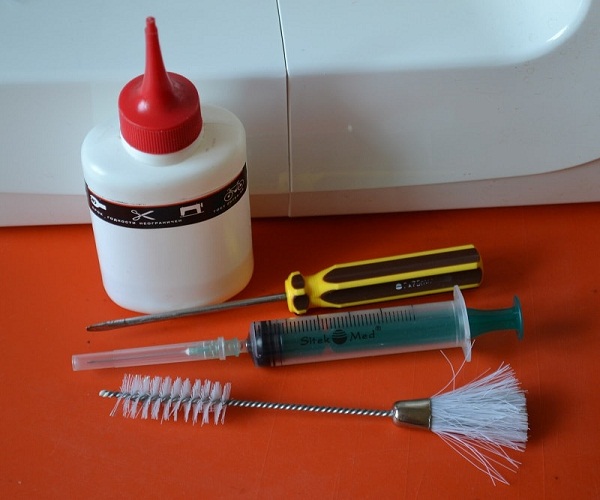  Oil, screwdriver, brush and syringe