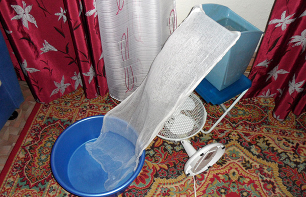  Air conditioning gauze and basins with water