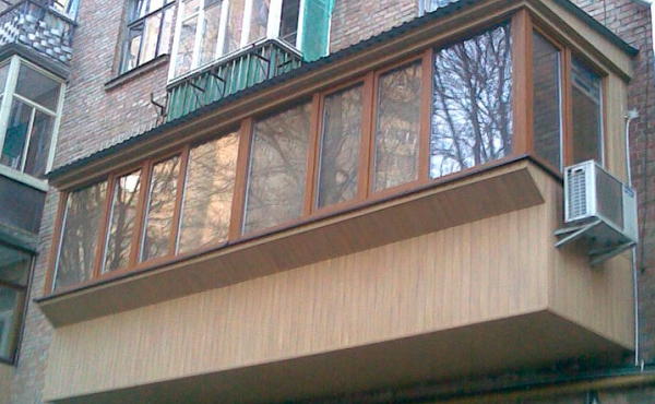  Air conditioning on the balcony with glazing