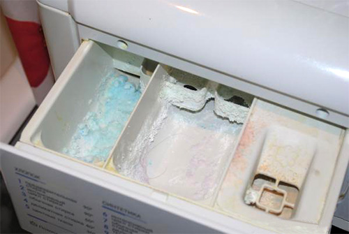  The remaining powder in the tray