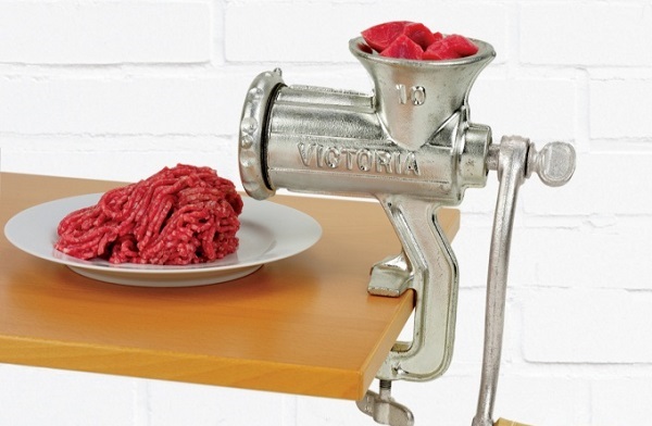  Meat twisting in a meat grinder