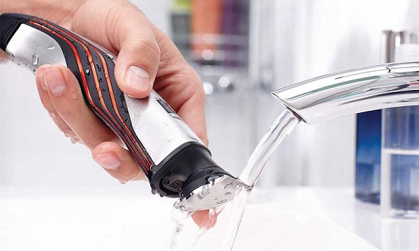  Rinsing the blade under running water