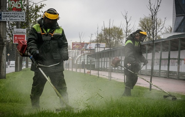  Mowing grass in rainy weather