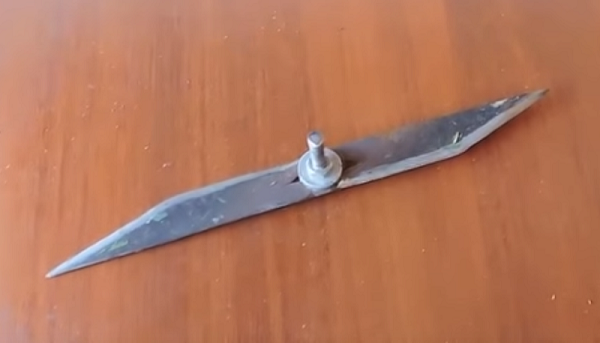  Sharpened Metal Knife