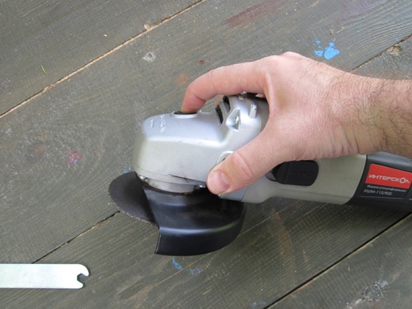  Fixing the spindle angle grinder with a button