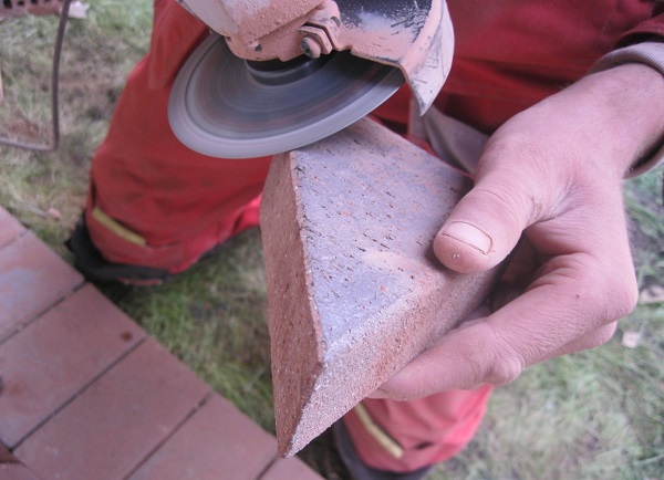  Polishing of paving slabs