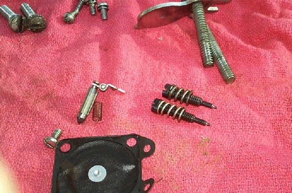  Spring adjustment screws