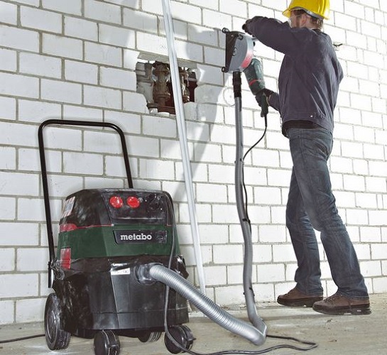  Vacuum cleaner connected to the wall chaser