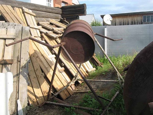  Two handles on a concrete mixer