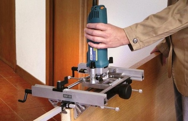  Special device for tapping locks and hinges