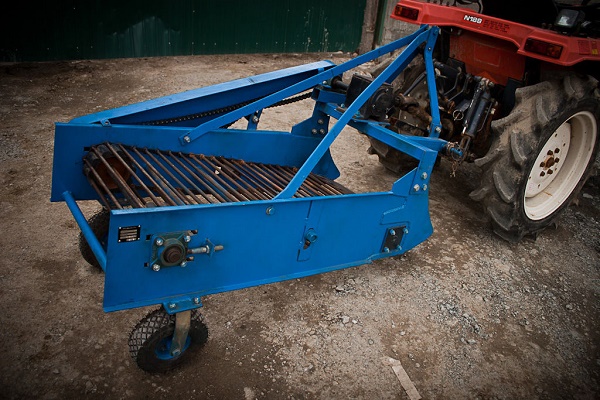  Potato digger for a minitractor