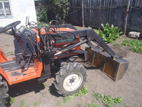  Bucket on a minitractor