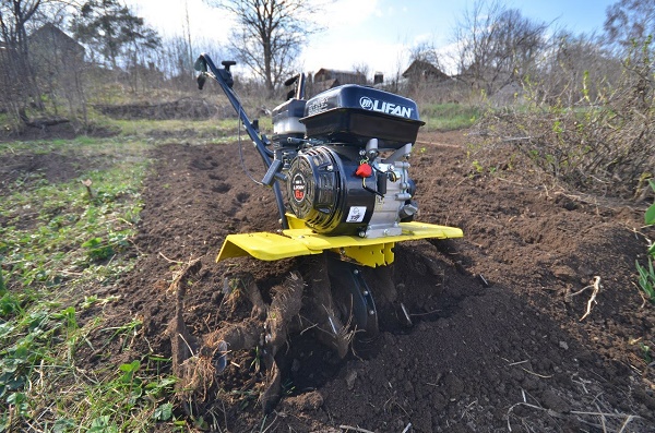  Motoblock loosening the ground