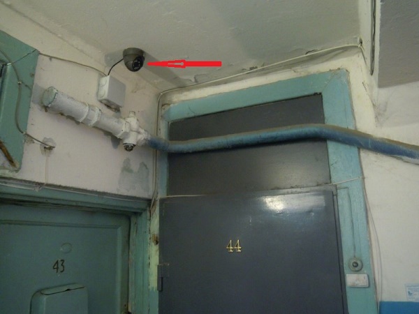  Video camera in the entrance