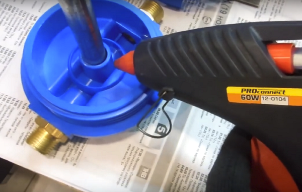  Sealing the junction with a glue gun