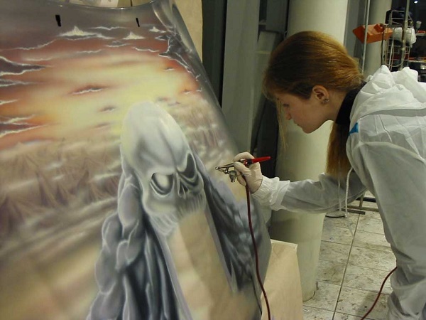  Airbrush painting