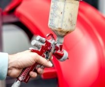  Painting a car from the spray gun